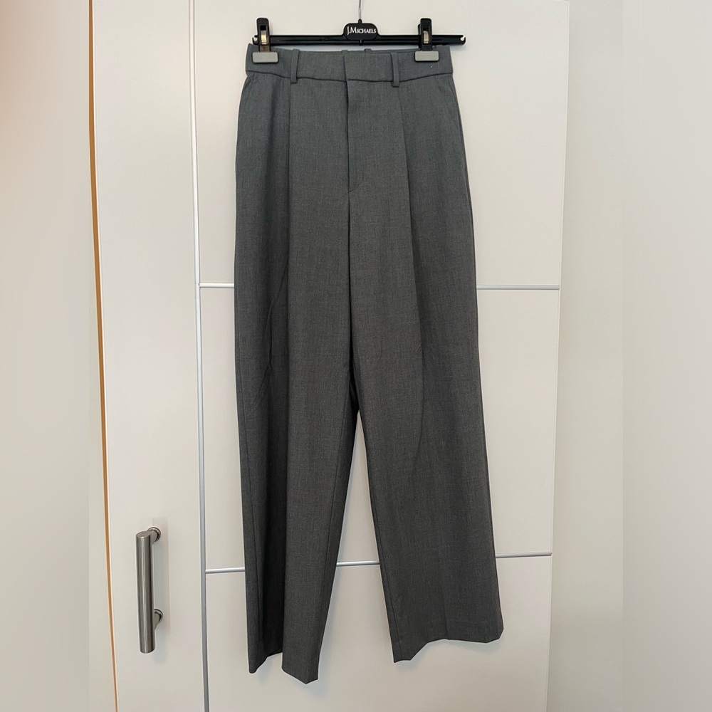 Uniqlo pleated grey dress pants
